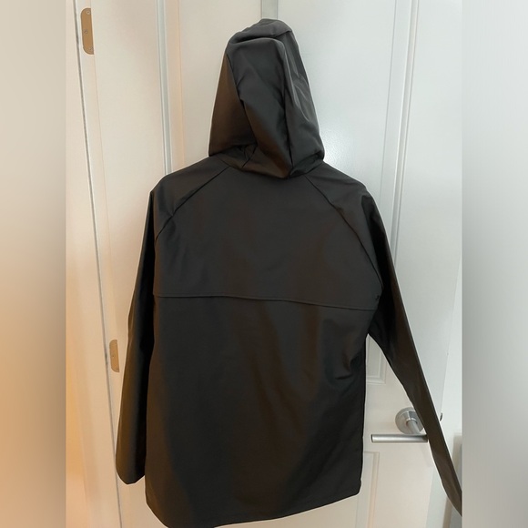 Size Medium Burton raincoat in excellent used condition - Picture 6 of 12